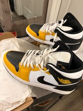 Air Jordan 1 mid Sz 10.5 Men